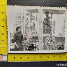 Fotografía antigua: MUJER OFRECE FLOR A LA VIRGEN DE LA RÁPITA / FOTO ANTIGUA EN BLANCO Y NEGRO - AÑOS 60 - SAN CARLES