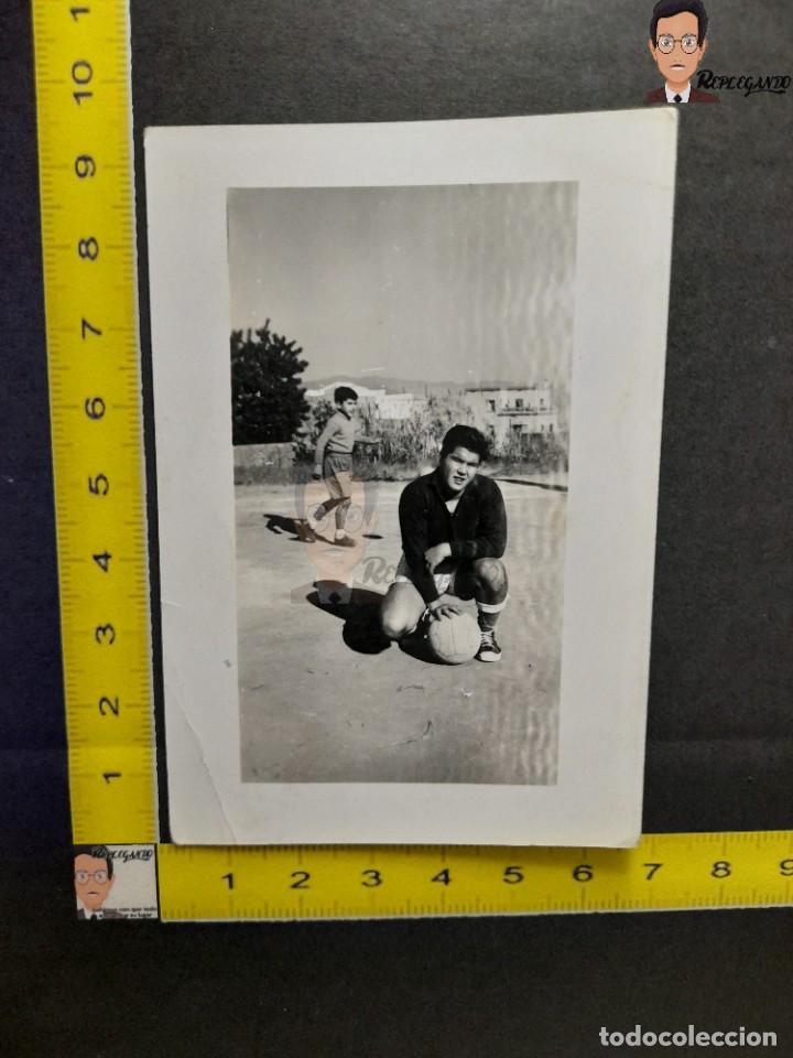 Antique Photography: DOS NI&Ntilde;OS JUGANDO AL F&Uacute;TBOL / NI&Ntilde;O CON PELOTA / FOTO ANTIGUA EN BLANCO Y NEGRO - A&Ntilde;OS 60/70 - ESPA&Ntilde;A
