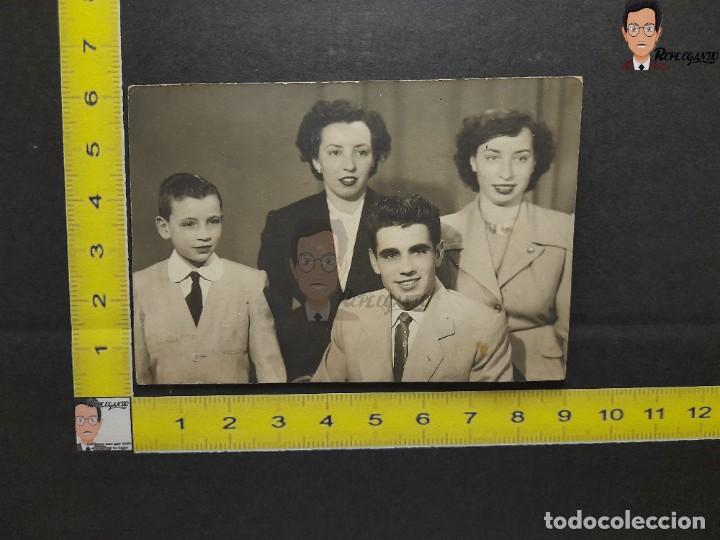 Fotografia antiga: FAMILIA POSA PARA LA C&Aacute;MARA / NI&Ntilde;O, CHICAS Y CHICO / FOTO ANTIGUA ESTUDIO BLANCO Y NEGRO - A&Ntilde;OS 50