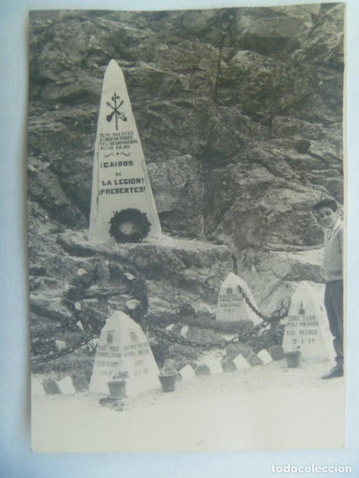 Fotograf&iacute;a antigua: FOTO DE NI&Ntilde;O POSANDO ANTE EL MONOLITO A LOS CAIDOS DE LA LEGION , 1962
