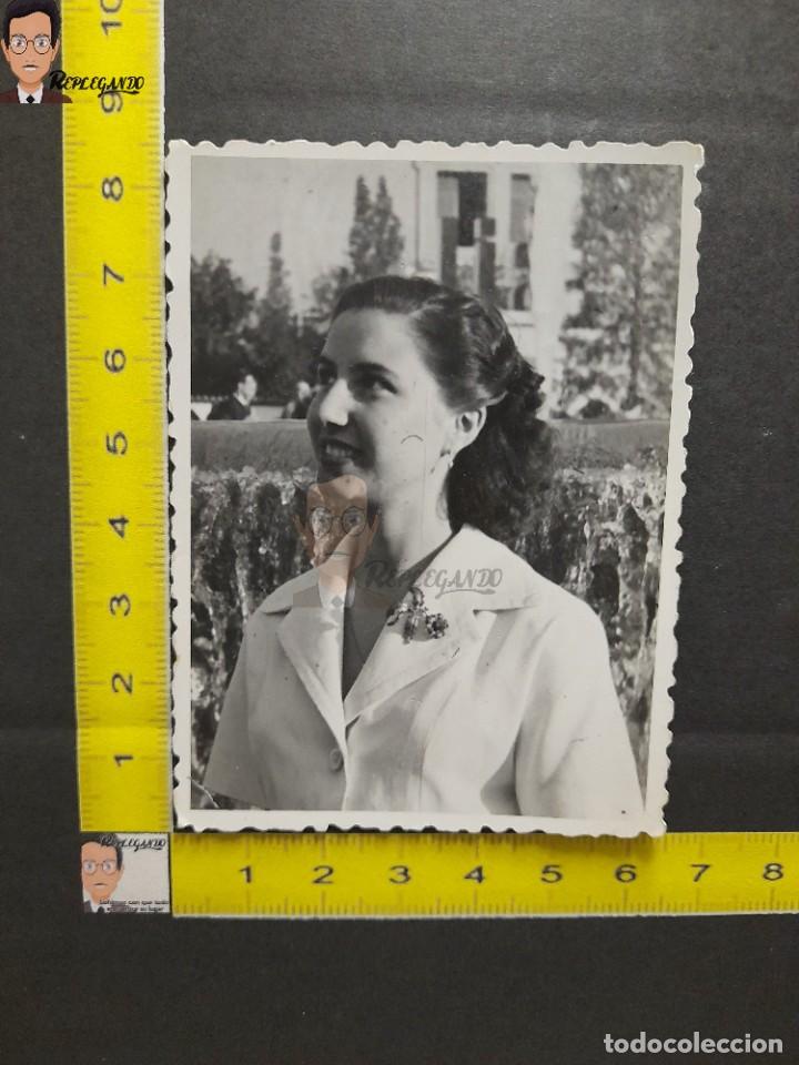 Antique Photography: MUJER JOVEN SONRIENDO / CHICA RIENDO / FOTO ANTIGUA EN BLANCO Y NEGRO - A&Ntilde;OS 50/60 - FLOR SOLAPA