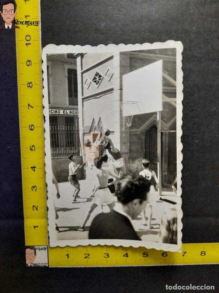 Antique Photography: ESTUDIANTES JUEGAN AL BALONCESTO / CHICOS / ALUMNOS / FOTO ANTIGUA EN BLANCO Y NEGRO - A&Ntilde;OS 50/60
