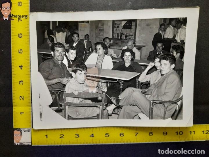 Fotografia antiga: GENTE SENTADA EN UN BAR EL D&Iacute;A DE SAN JUAN / FOTO ANTIGUA BLANCO Y NEGRO - 1958 - SAN CARLES R&Aacute;PITA