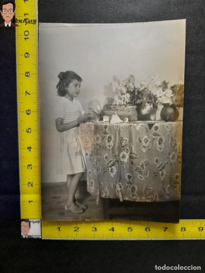 Fotografia antiga: NI&Ntilde;A JUNTO A TARTA DE CUMPLEA&Ntilde;OS / FOTO ANTIGUA EN BLANCO Y NEGRO - A&Ntilde;OS 60/70