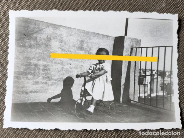 Fotografia antiga: Antigua fotograf&iacute;a. Ni&ntilde;a con juguete. Triciclo. a&ntilde;os 40.