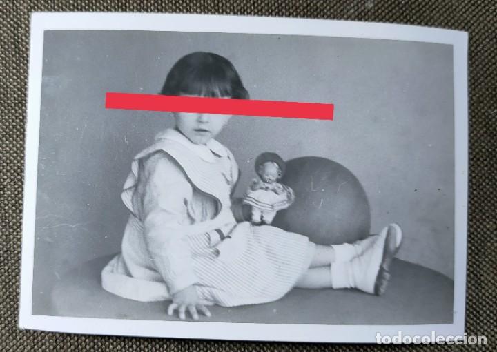 Alte Fotografie: Antigua fotograf&iacute;a. Ni&ntilde;a con mu&ntilde;eca y bal&oacute;n. A&ntilde;os 40/50.