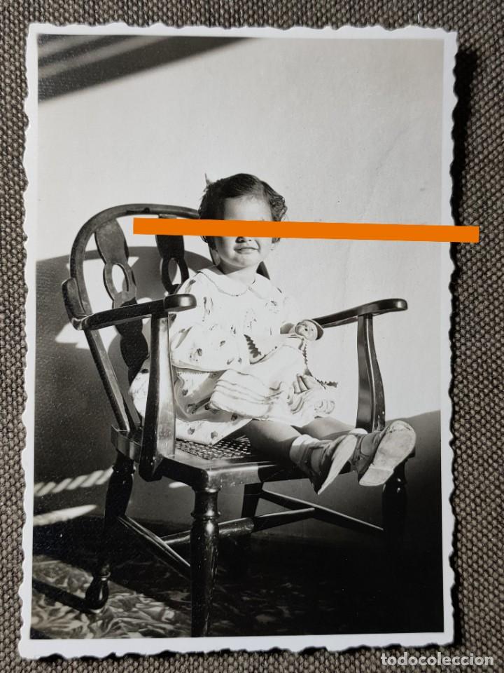 Fotografia antiga: Antigua fotograf&iacute;a. Ni&ntilde;a con su mu&ntilde;eca. A&ntilde;o 1943.