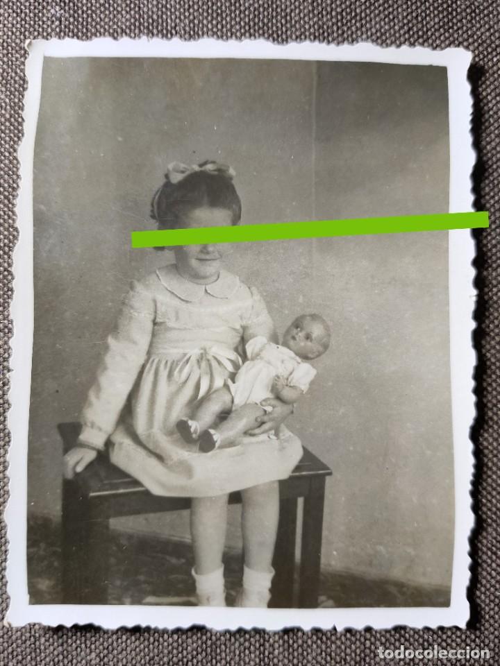 Alte Fotografie: Antigua fotograf&iacute;a. Ni&ntilde;a con su mu&ntilde;eca. A&ntilde;os 40.