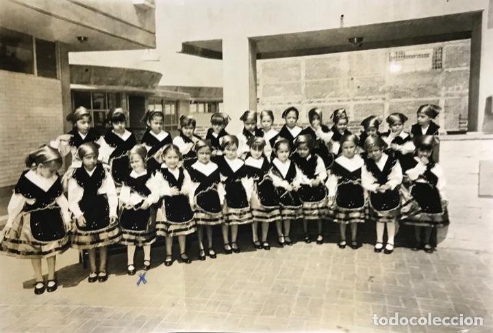 Fotograf&iacute;a antigua: Fotograf&iacute;a de ni&ntilde;as vestidas de Asturianas - Traje regional de Asturias - A&ntilde;o 1972