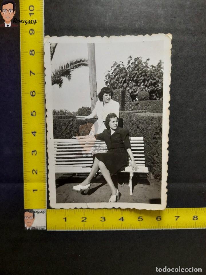Fotografia antiga: DOS AMIGAS EN EL BANCO DE UN PARQUE / FOTO ANTIGUA EN BLANCO Y NEGRO - A&Ntilde;OS 60 - MUJER JOVEN CHICA