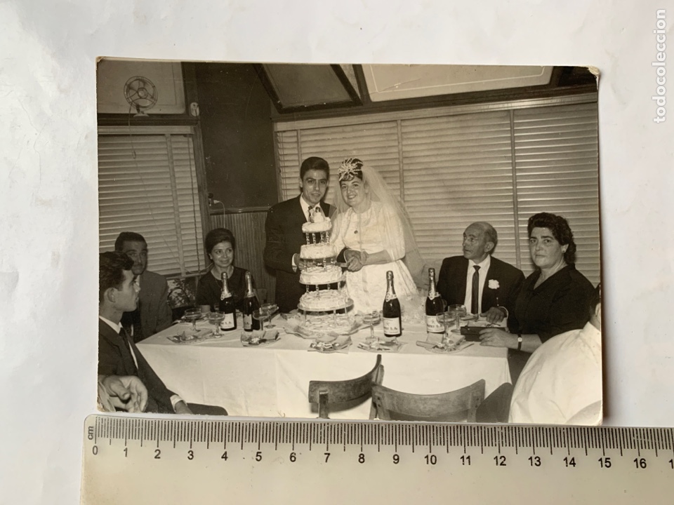 Fotograf&iacute;a antigua: FOTO. RECI&Eacute;N CASADOS, PADRINOS Y TARTA NUPCIAL. FOT&Oacute;GRAFO?.