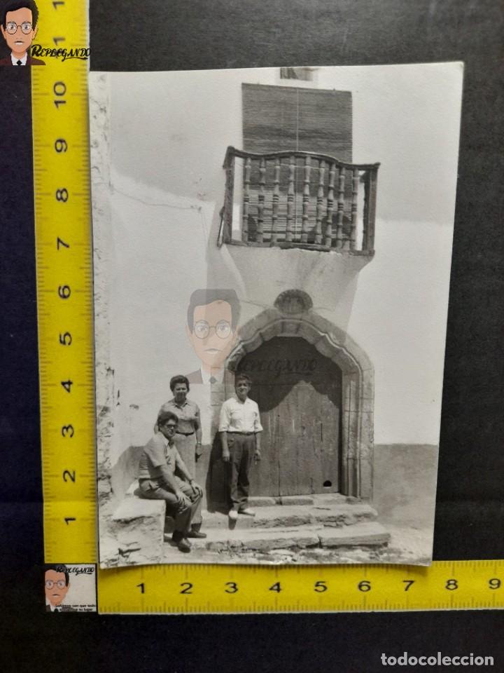 Fotografia antiga: CASA ANTIGUA / PUERTA ESPA&Ntilde;A / FOTO ANTIGUA EN BLANCO Y NEGRO - A&Ntilde;O 60/70 - JOVEN - HOMBRE - MUJER