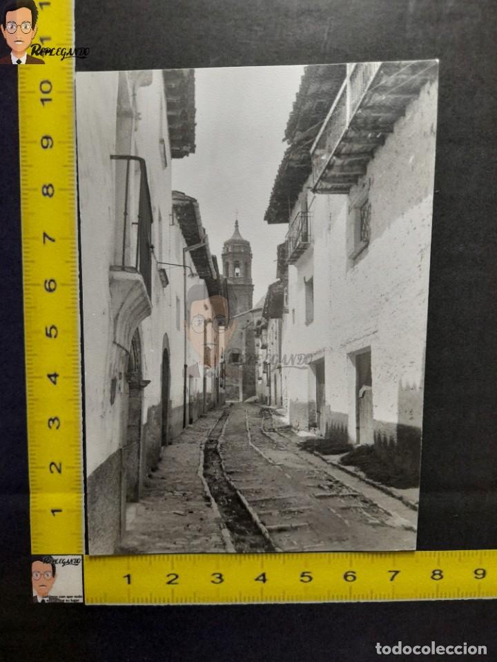 Alte Fotografie: CALLE EMPEDRADA PUEBLO / IGLESIA CASCO VIEJO / FOTO ANTIGUA EN BLANCO Y NEGRO - A&Ntilde;OS 60/70