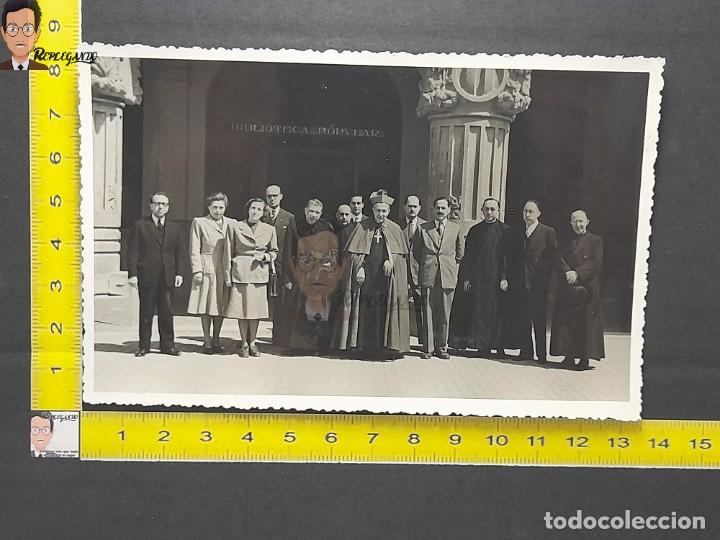 Fotografia antiga: OBISPO O CARDENAL FRENTE A PUERTA BIBLIOTECA POPULAR / FOTO ANTIGUA BLANCO Y NEGRO - 1944 - ESPA&Ntilde;A