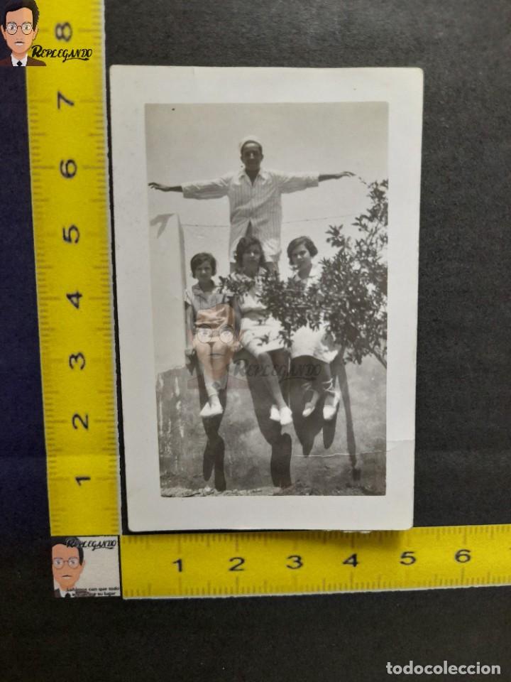 Fotografia antiga: TRES CHICAS Y UN CHICO CON LOS BRAZOS EN CRUZ EN UNA TAPIA / FOTO ANTIGUA EN BLANCO Y NEGRO - 1929