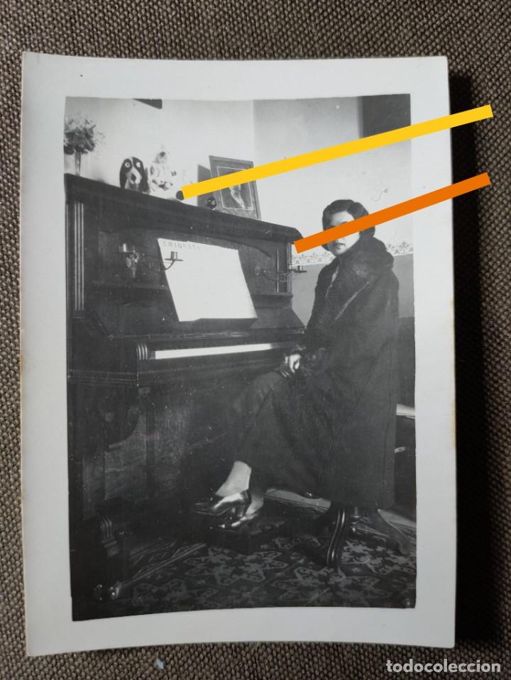 Alte Fotografie: Antigua fotograf&iacute;a. Se&ntilde;orita junto al piano. A&ntilde;os 30.