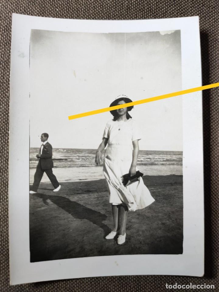Fotografia antica: Antigua fotograf&iacute;a. Se&ntilde;orita Con sombrero en la playa. A&ntilde;os 30.