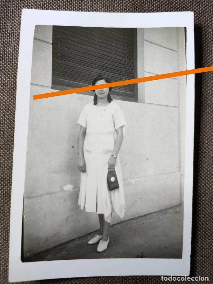 Alte Fotografie: Antigua fotograf&iacute;a. Se&ntilde;orita con el bolso. A&ntilde;os 30.