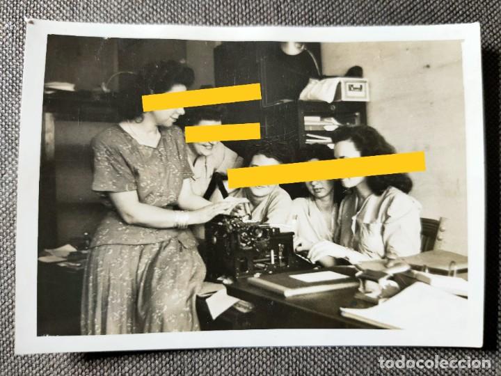 Photographie ancienne: Antigua fotograf&iacute;a. se&ntilde;oritas con la m&aacute;quina de escribir. A&ntilde;os 30/40..
