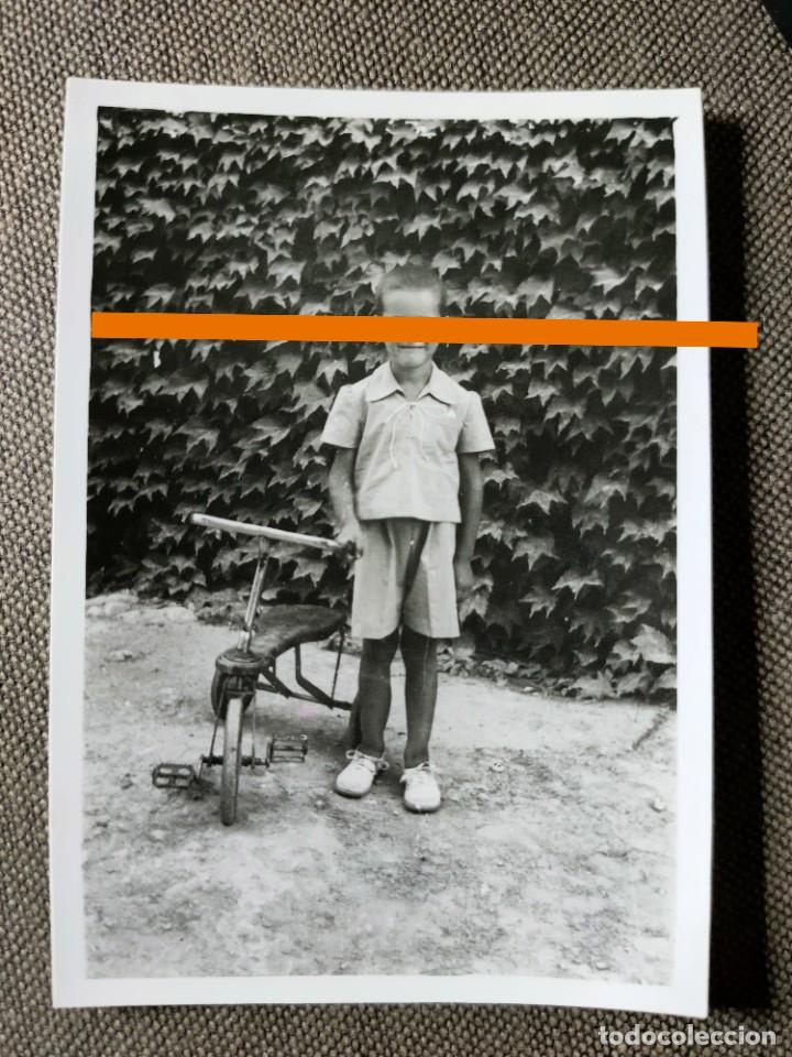 Fotografia antiga: Antigua fotograf&iacute;a. Ni&ntilde;o con triciclo. A&ntilde;os 30/40..