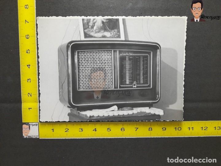 Fotografia antiga: RADIO DE V&Aacute;LVULAS MARCA INVICTA / FOTO ANTIGUA EN BLANCO Y NEGRO - A&Ntilde;OS 50/60 - ESPA&Ntilde;A