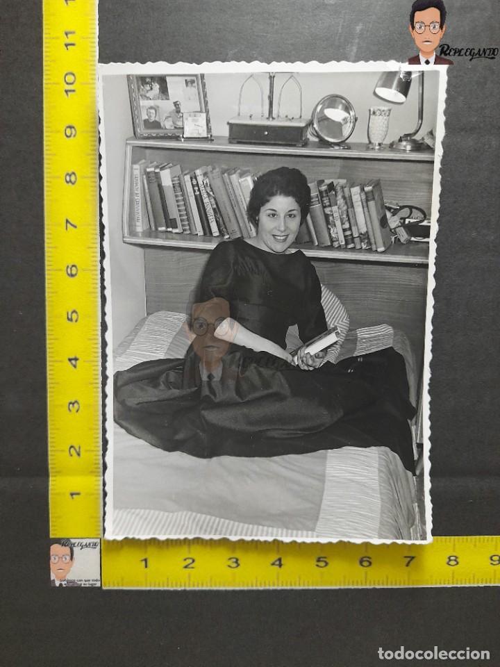Alte Fotografie: MUJER JOVEN SENTADA SOBRE LA CAMA / FOTO ANTIGUA EN BLANCO Y NEGRO - A&Ntilde;OS 50/60 - ESPA&Ntilde;A CHICA