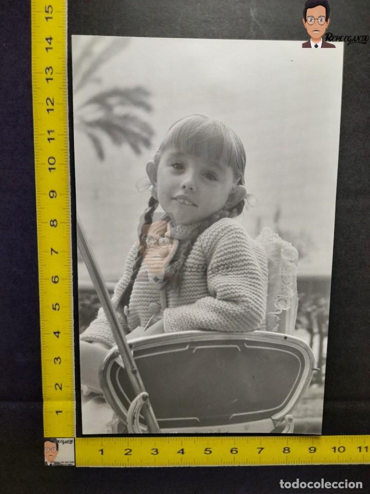 Alte Fotografie: NI&Ntilde;A CON COLETAS EN CARRICOCHE / FOTO ANTIGUA EN BLANCO Y NEGRO - A&Ntilde;OS 50/60 - CARRO BEB&Eacute;