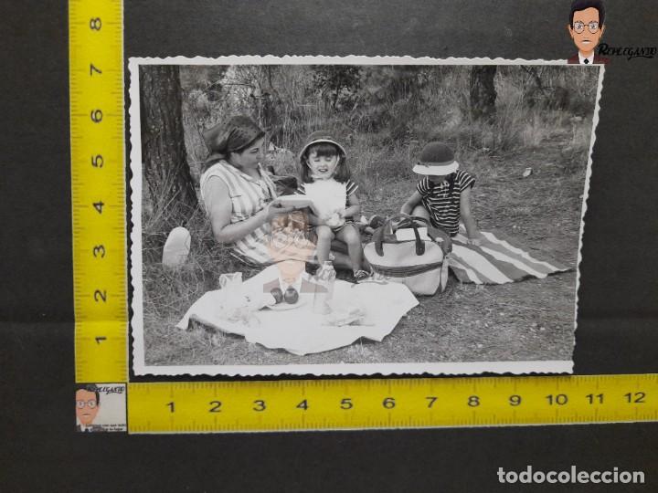 Antique Photography: NI&Ntilde;AS DE PICNIC CON SU MADRE / FOTO ANTIGUA EN BLANCO Y NEGRO - A&Ntilde;OS 50/60 - ESPA&Ntilde;A - MUJER