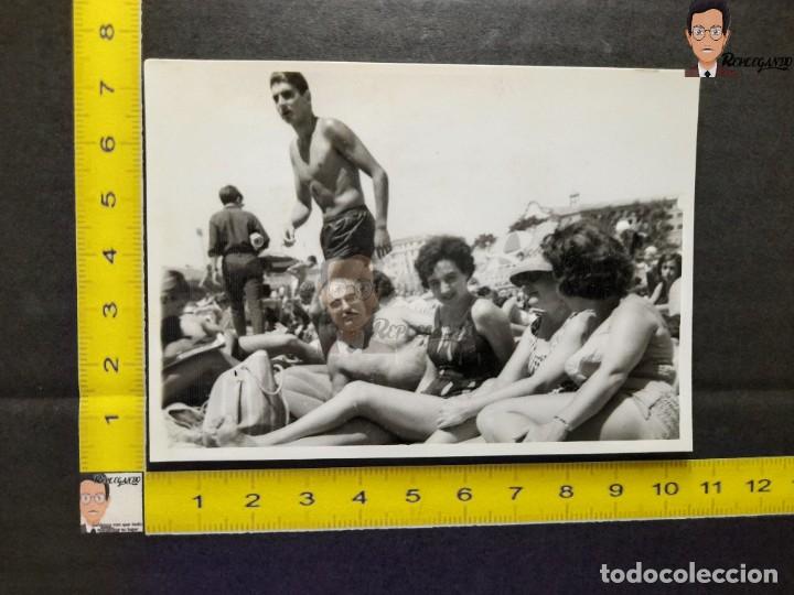 Alte Fotografie: DIA DE PLAYA / FOTO ANTIGUA EN BLANCO Y NEGRO - A&Ntilde;OS 50/60 - ESPA&Ntilde;A - GALICIA - HOMBRES Y MUJERES