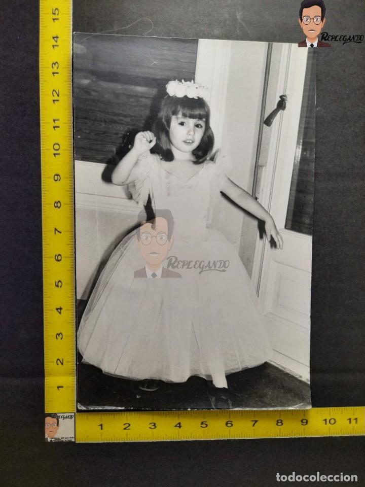 Antique Photography: NI&Ntilde;A CON VESTIDO BLANCO / FOTO ANTIGUA EN BLANCO Y NEGRO - A&Ntilde;OS 50/60 - ESPA&Ntilde;A - TOCADO FLORES