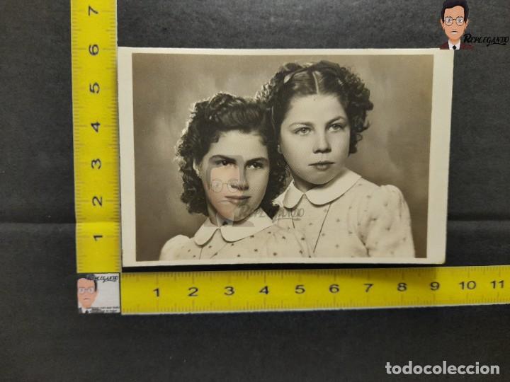 Alte Fotografie: DOS CHICAS J&Oacute;VENES CON VESTIDO / FOTO ANTIGUA DE ESTUDIO EN BLANCO Y NEGRO - A&Ntilde;OS 50 - MUJERES