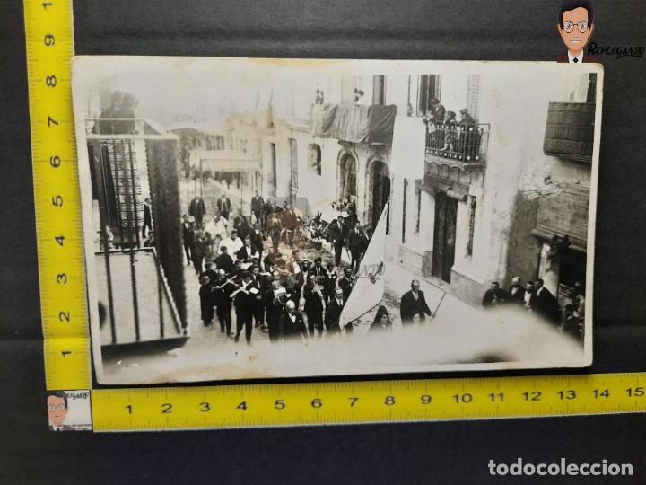 Fotografia antica: BANDA DE M&Uacute;SICA EN PROCESI&Oacute;N / FOTO ANTIGUA EN BLANCO Y NEGRO - A&Ntilde;OS 30 - PUEBLO ESPA&Ntilde;A