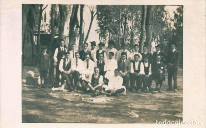 Fotograf&iacute;a antigua: X1362 - Grupo de hombres juntos de picnic - Foto Postal 1919 Argentina Olivos