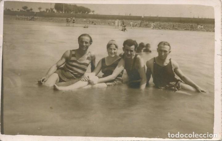Fotograf&iacute;a antigua: X1365 - 3 j&oacute;venes hombres y una se&ntilde;orita en antiguo ba&ntilde;ador sentados en el agua - Foto Postal 1930'