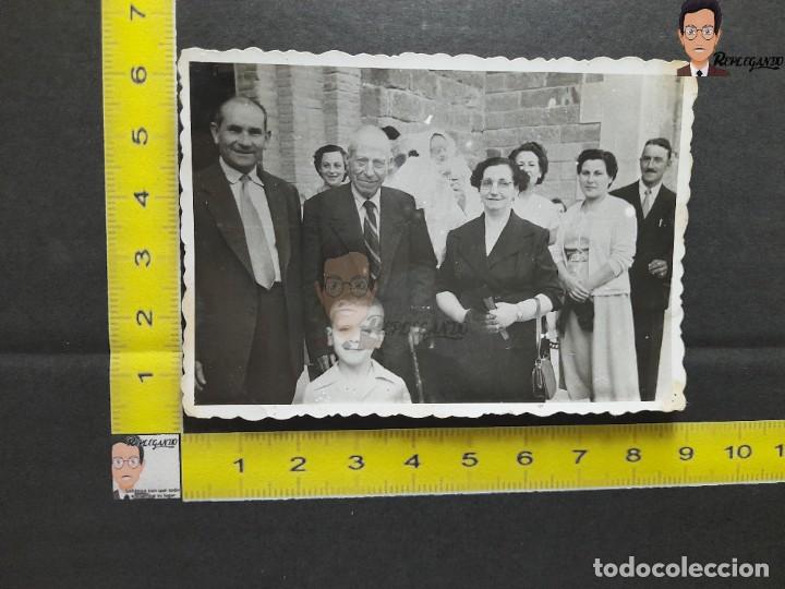 Alte Fotografie: D&Iacute;A DE BAUTIZO / FOTO ANTIGUA EN BLANCO Y NEGRO - A&Ntilde;OS 50/60 - NI&Ntilde;O - MUJER - HOMBRE - ESPA&Ntilde;A