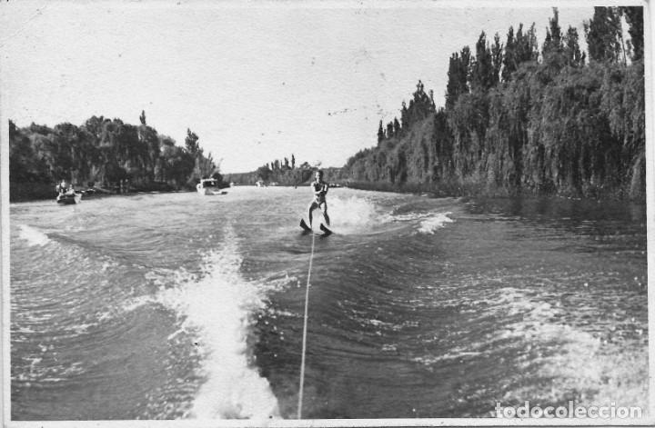 Fotograf&iacute;a antigua: X1366 - Joven hombre en ba&ntilde;ador esquiando por el r&iacute;o Carabelas de Tigre Argentina - Foto Postal 1950