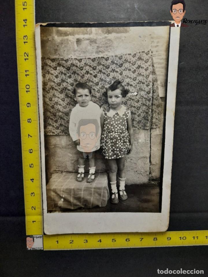Alte Fotografie: NI&Ntilde;O Y NI&Ntilde;A POSANDO EN LA CALLE / FOTO ANTIGUA EN BLANCO Y NEGRO - A&Ntilde;OS 40/50 - ESPA&Ntilde;A