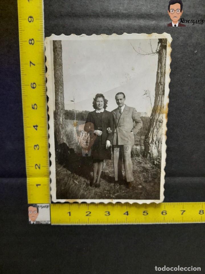 Alte Fotografie: PAREJA EN EL CAMPO / FOTO ANTIGUA EN BLANCO Y NEGRO - A&Ntilde;OS 40/50 - ESPA&Ntilde;A - HOMBRE Y MUJER