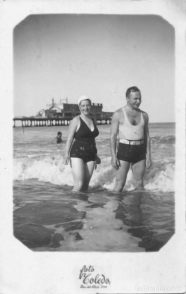 Fotograf&iacute;a antigua: X1372 - Pareja en antiguo ba&ntilde;ador en la playa de Mar del Plata Argentina - Foto Postal 1939
