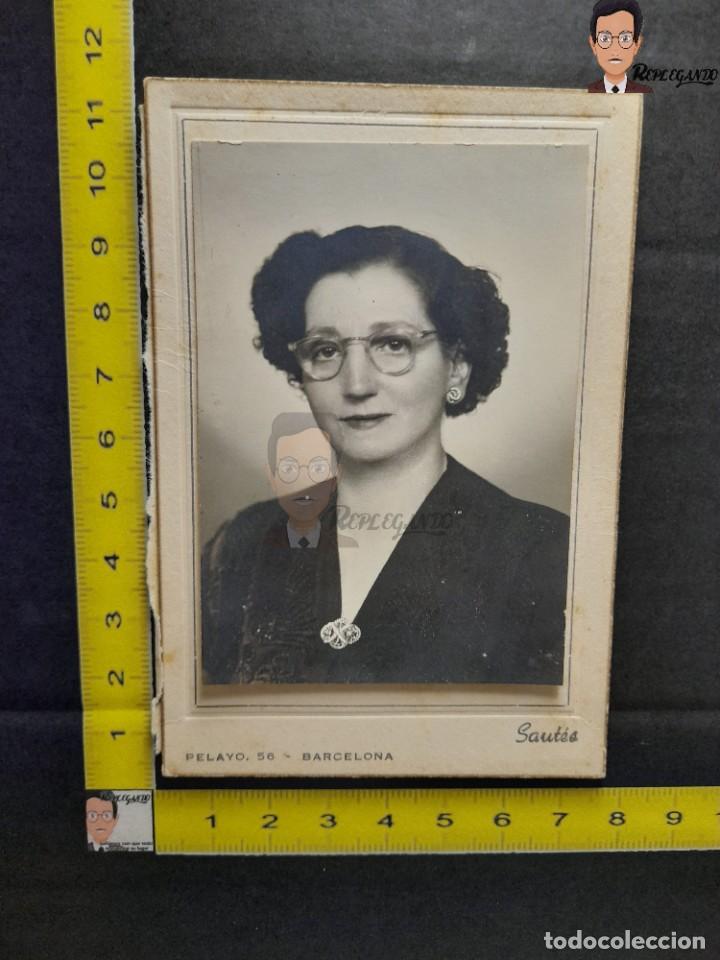 Alte Fotografie: MUJER CON GAFAS, PENDIENTES Y BROCHE / FOTO ANTIGUA DE ESTUDIO BLANCO Y NEGRO - A&Ntilde;OS 50 - SAUT&Eacute;S