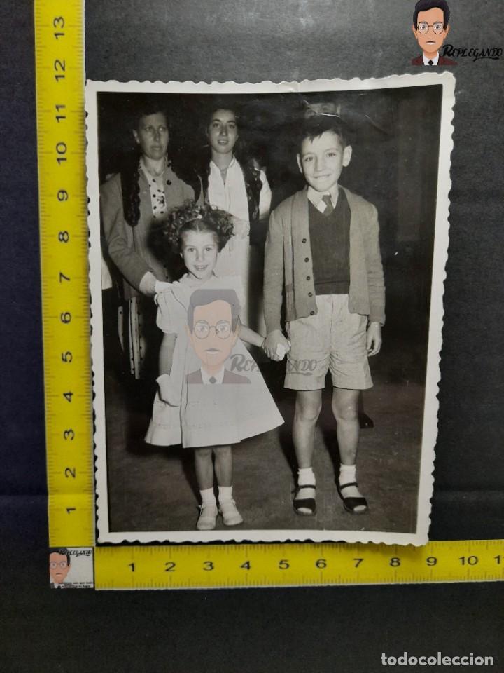 Antique Photography: NI&Ntilde;A Y NI&Ntilde;O POSAN DE LA MANO / FOTO ANTIGUA EN BLANCO Y NEGRO - A&Ntilde;OS 50/60 - PAREJA ESPA&Ntilde;A