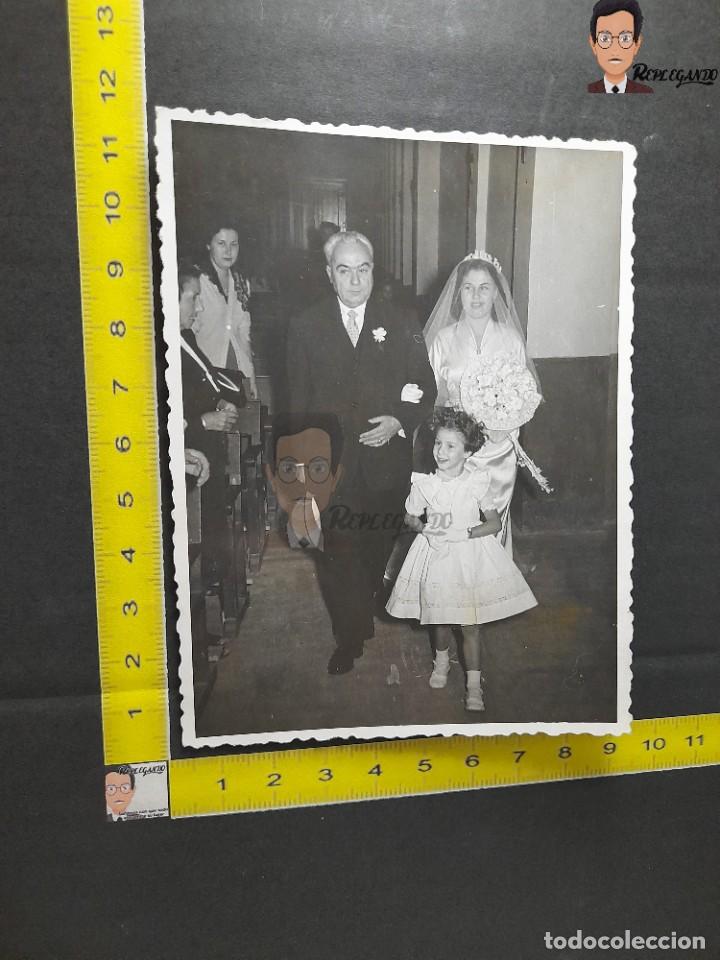 Fotograf&iacute;a antigua: D&Iacute;A DE BODA / PADRINO, NOVIA Y NI&Ntilde;A / FOTO ANTIGUA EN BLANCO Y NEGRO - A&Ntilde;OS 50/60 - ESPA&Ntilde;A - IGLESIA