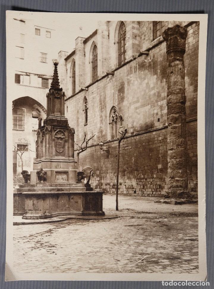 Fotografia antiga: Fotograf&iacute;a Vista plaza de pueblo con fuente a&ntilde;os 20-30