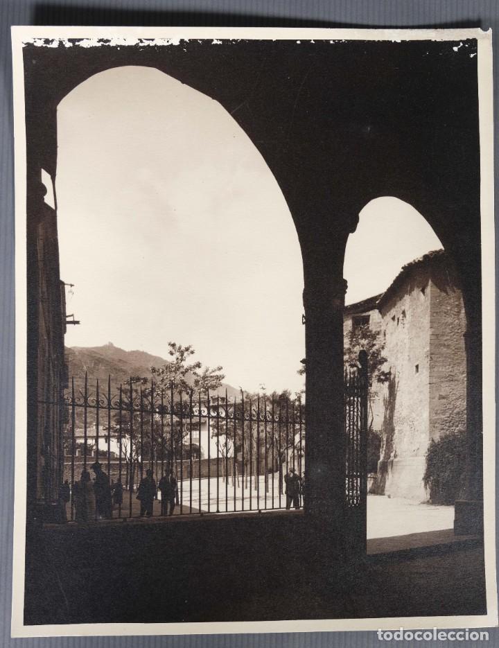 Fotografia antiga: Fotograf&iacute;a Plaza con personas vista desde interior de catedral a&ntilde;os 20-30