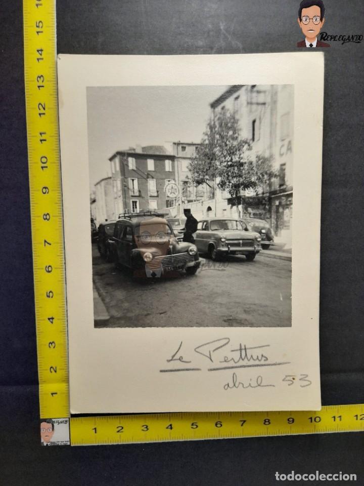 Fotograf&iacute;a antigua: COCHE PEUGEOT 203 Y GENDARME EN LE PERTHUS / FOTO ANTIGUA - 1953 - FRANCIA - AZUR PUBLICIDAD