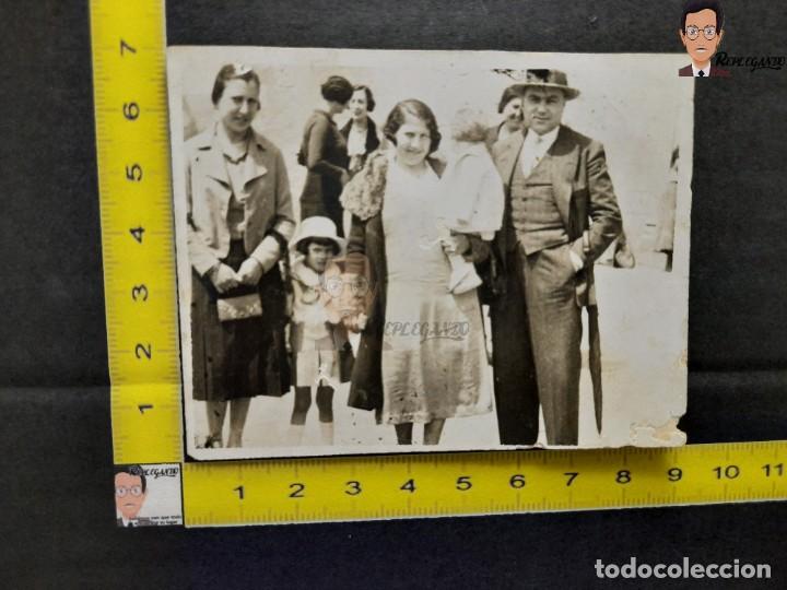 Antique Photography: FAMILIA POSANDO ANTE LA C&Aacute;MARA / FOTO ANTIGUA - A&Ntilde;OS 40 - ESPA&Ntilde;A - HOMBRE PARAGUAS - NI&Ntilde;A - MUJERES