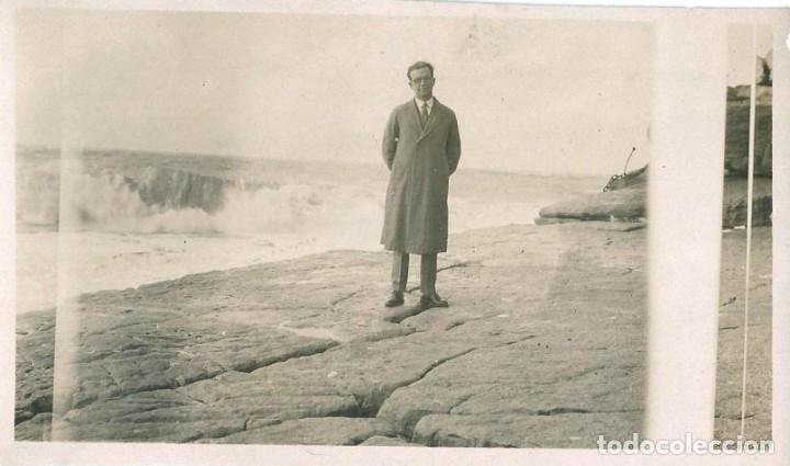 Fotograf&iacute;a antigua: X1391 - Hombre con su abrigo junto al mar - Foto Postal 1930'