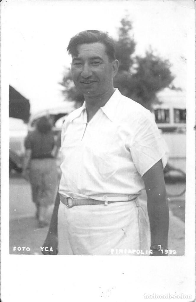 Alte Fotografie: X1395 - Hombre en primer plano en Piriapolis Uruguay - Foto Postal 1937