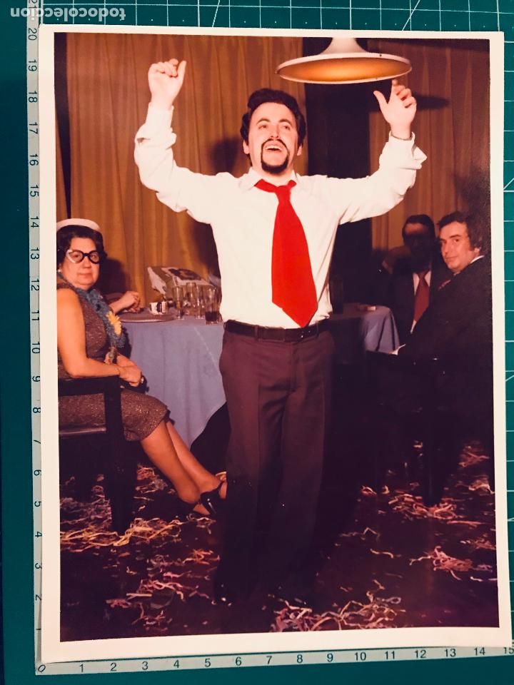 Fotograf&iacute;a antigua: Fotograf&iacute;a hombre bailando, corbata roja. PEDIDO M&Iacute;NIMO 5&euro;