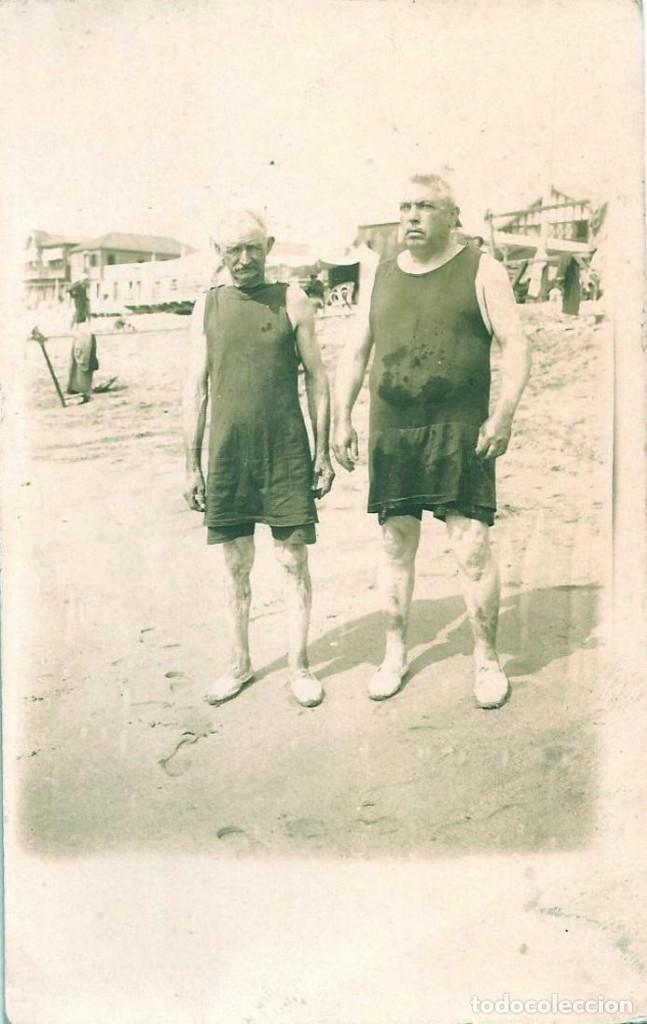 Alte Fotografie: X1404 - Hombres en antiguos trajes de ba&ntilde;o ba&ntilde;ador en la playa - Foto Postal 1920'